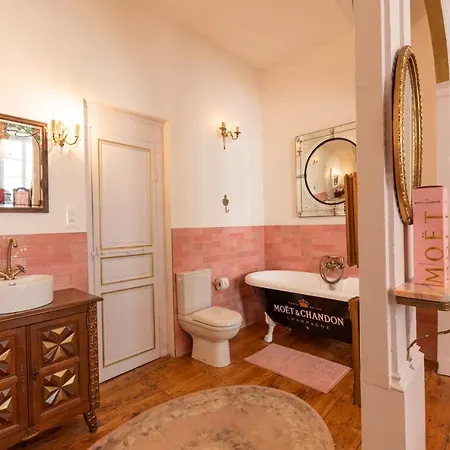 Champagne House - Elegance, Luxury And Charm 4* Condom