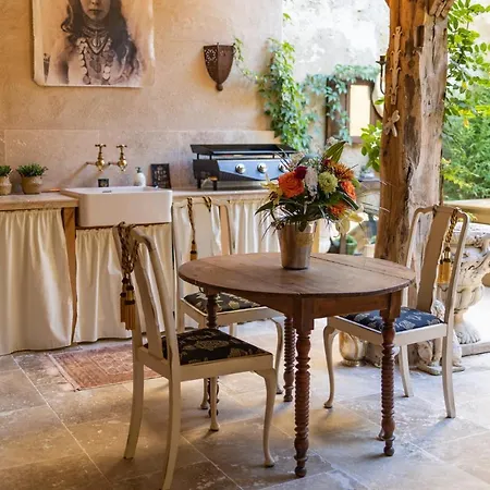 Champagne House - Elegance, Luxury And Charm קונדום