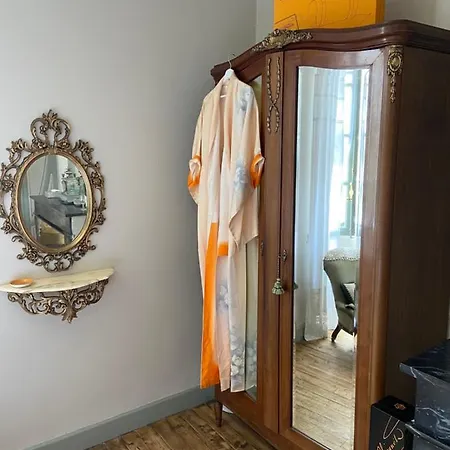 Champagne House - Elegance, Luxury And Charm Bed & Breakfast