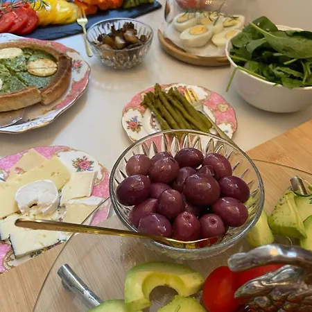 Champagne House - Elegance, Luxury And Charm 4* Condom