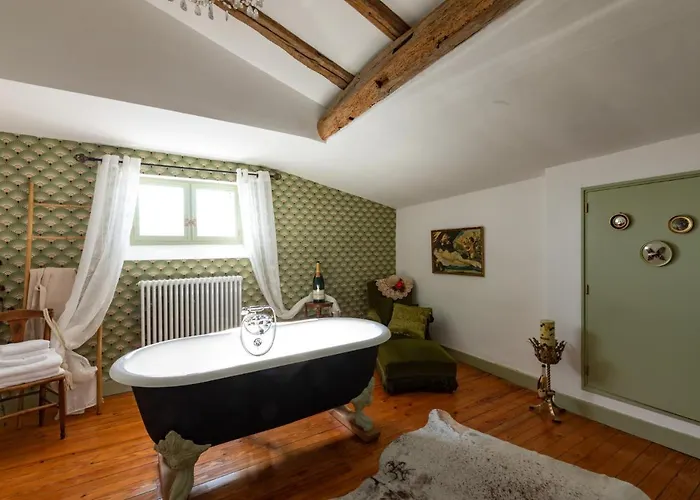 Champagne House - Elegance, Luxury And Charm 4* Condom