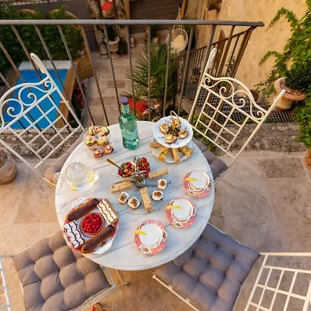 Champagne House - Elegance, Luxury And Charm 4* Condom