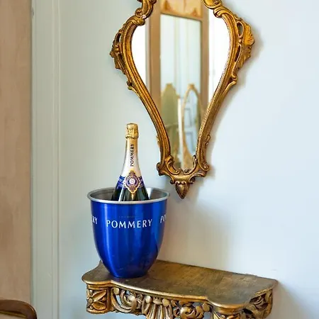 Champagne House - Elegance, Luxury And Charm 住宿加早餐酒店 康顿